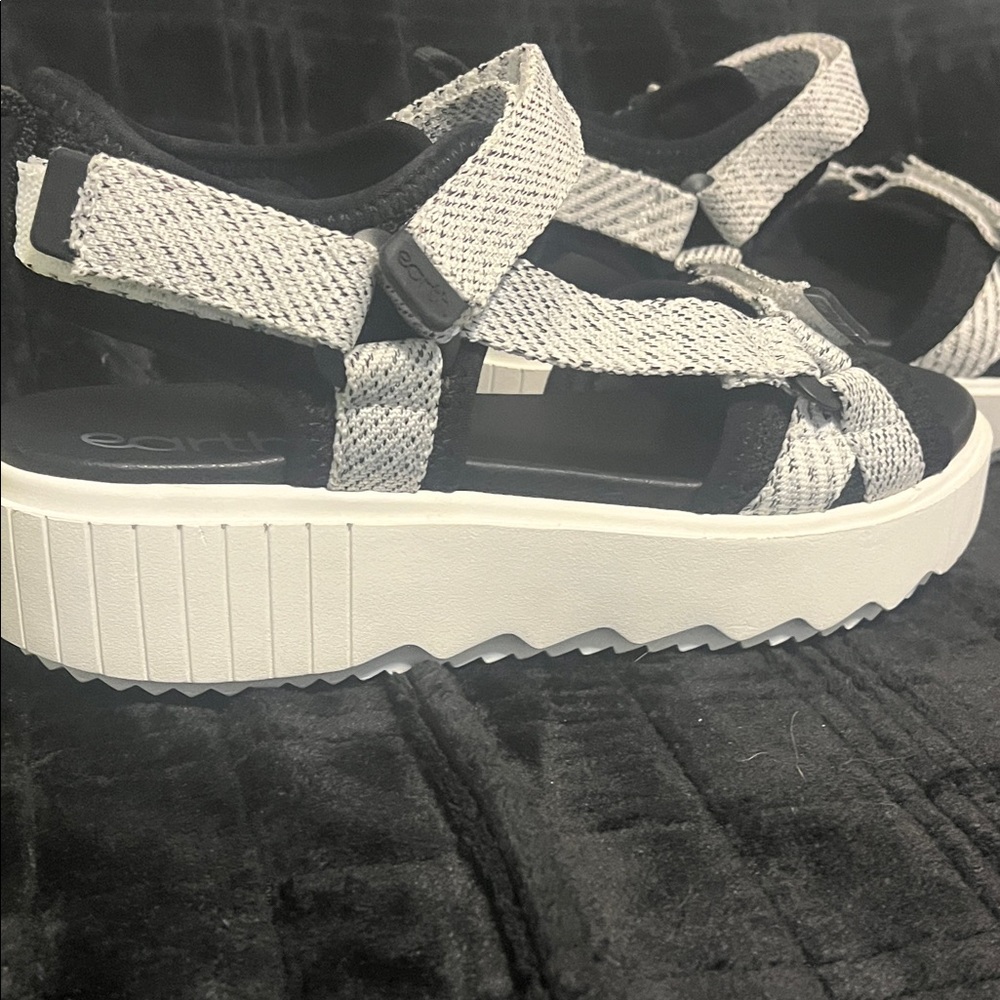 NEW!  Earth Black and White Women's Sandals - Picture 2 of 5